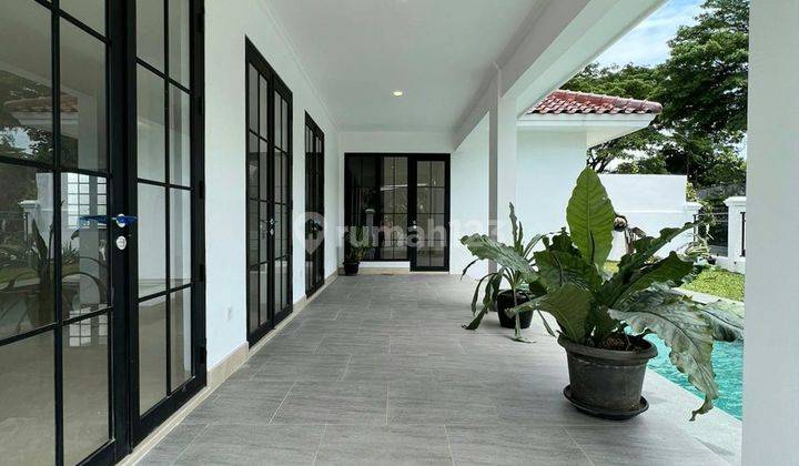 Rumah Baru Modern Tropical Lengkap dengan Kolam Renang dan Garasi 2