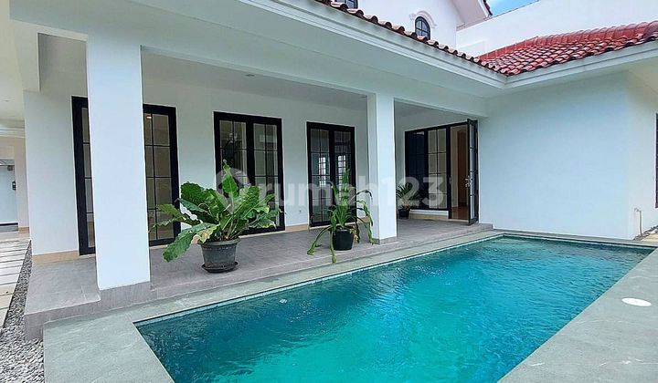 Rumah Baru Modern Tropical Lengkap dengan Kolam Renang dan Garasi