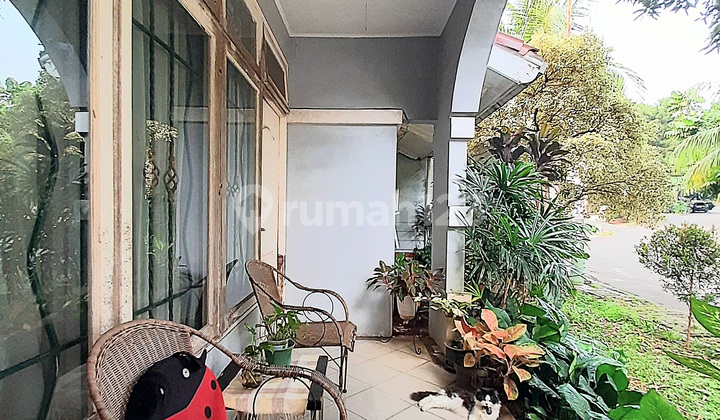 Rumah Mediteranian Dengan Taman Cantik Bagus Lokasi Eksklusif 2