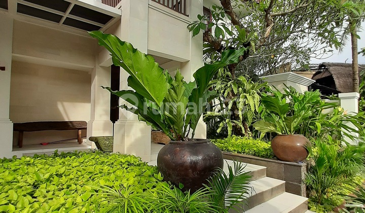 Rumah Nuansa Modern Balinese Tropical Lokasi Eksklusif Dekat Toll 2