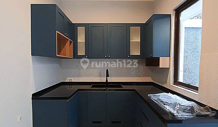 Rumah Modern 2 Lantai Bagus Semi Furnished Lokasi Menghadap Taman 2