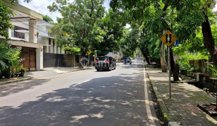 Di  Rumah tua di Hoek, pinggir jalan, strategis. Lokasi sekitar rindang dan teduh Jl. Hanglekiu, Gunung, Jakarta Selatan 2