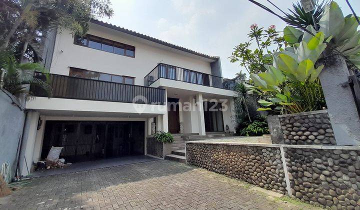  Rumah Ada Kolam Renang Pribadi di Kemang 1