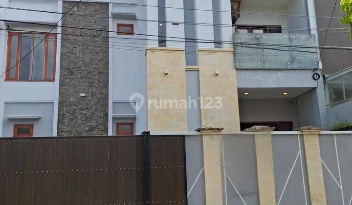 Rumah Fully Furnished Ditengah Kota Renon 1