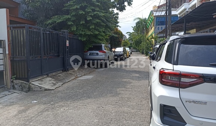 Sunter 1.5-Story House 1