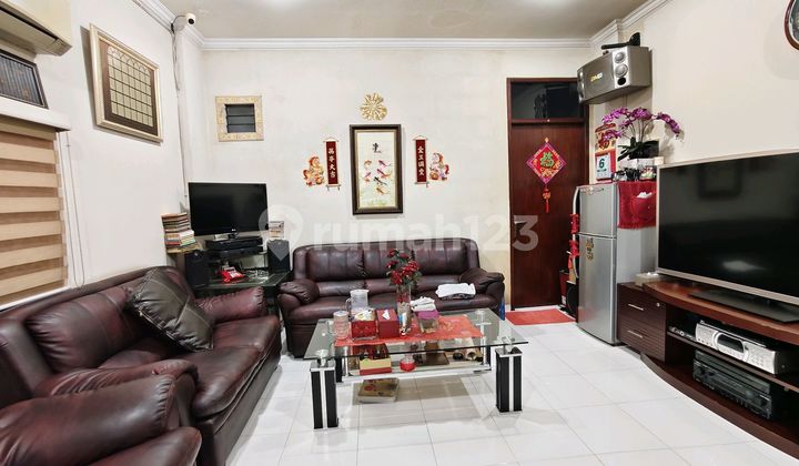 Shop House Model on Pademangan Raya, Strategic for Business and Residence