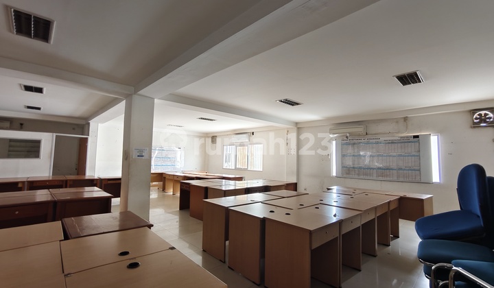 Gedung Exshowroom di Jakarta Pusat Dekat Mangga Dua Dijual Cepat