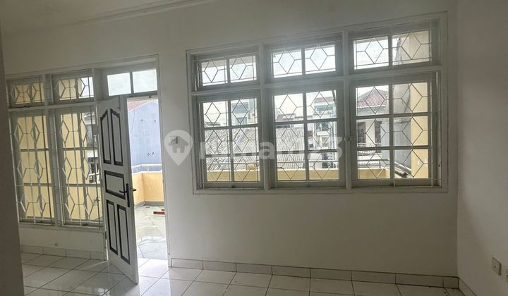 Rumah 3 Lantai Jelambar Bagus Siap Pakai Rumah 3 Lantai Jelambar Bagus Siap Pakai
