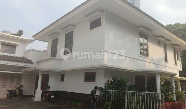 Rumah Sewa Menteng 2lantai Bagus Ada Kolam Renang Strategis