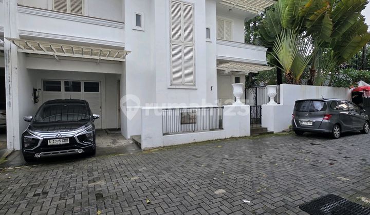 American Classic House Dalam Town House Di Kemang