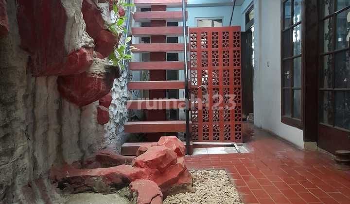 2-Story Strategic House in Sayap Riau Cihapit Bandung 2