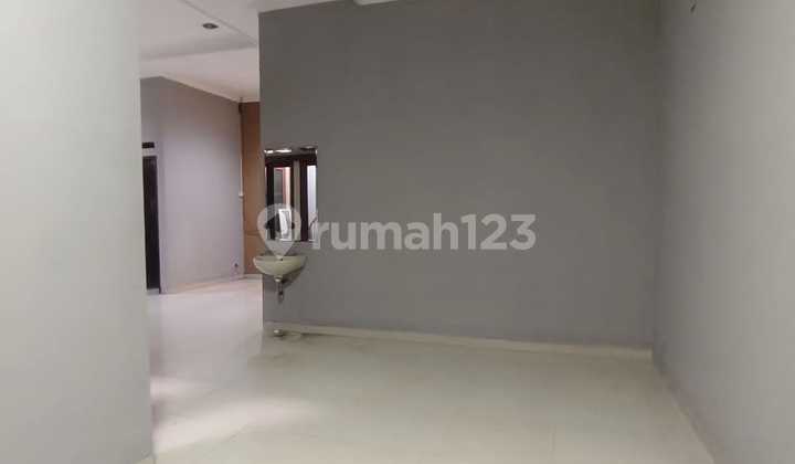 Rumah Siap Huni Blok Favorit di Taman Kopo Indah 3 2