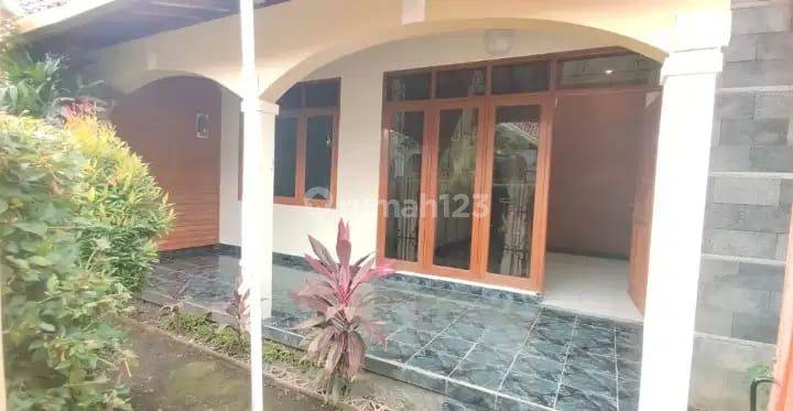 Rumah Lama Terawat Siap Huni di Komplek Guruminda Arcamanik 1