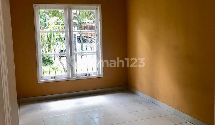Rumah 2 Lantai Terawat Siap Huni di Batununggal Indah 2