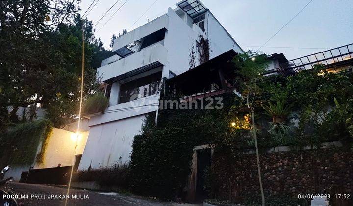 Rumah 3 Lantai SHM Furnished di Sayap Dago 3