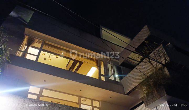 Rumah 3 Lantai SHM Furnished di Sayap Dago 20