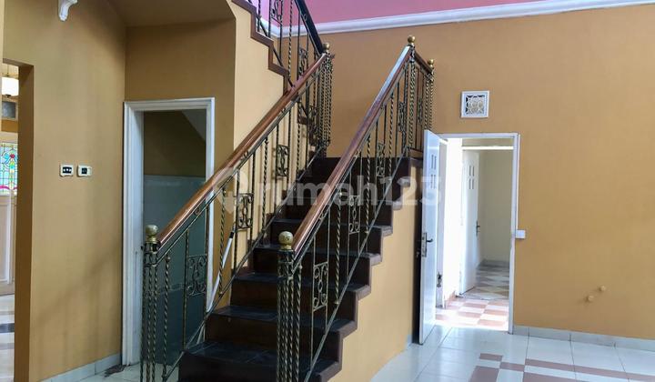 Rumah 2 Lantai Terawat Siap Huni di Batununggal Indah 2