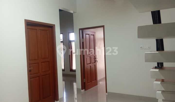 Rumah Cantik Rapih 2 Lantai Siap Huni di Komplek Riung Bandung 2
