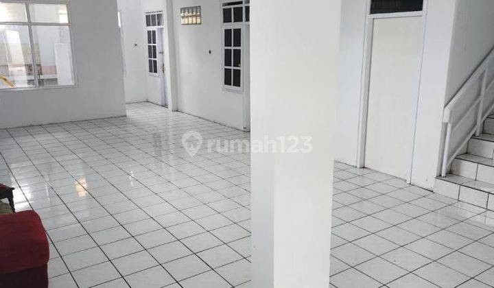 Sewa rumah untuk kantor  dan kost di Surya sumantri 1