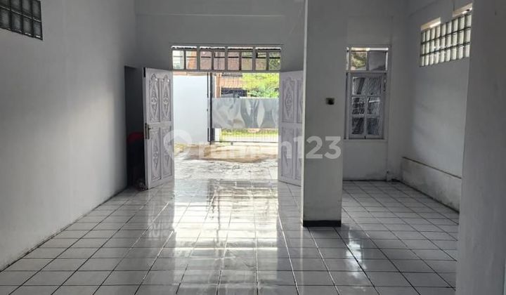Sewa rumah untuk kantor  dan kost di Surya sumantri 2