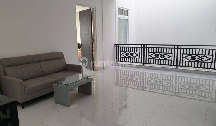 Rumah Minimalis Bagus masih baru 3 Lantai Semi Furnished 2