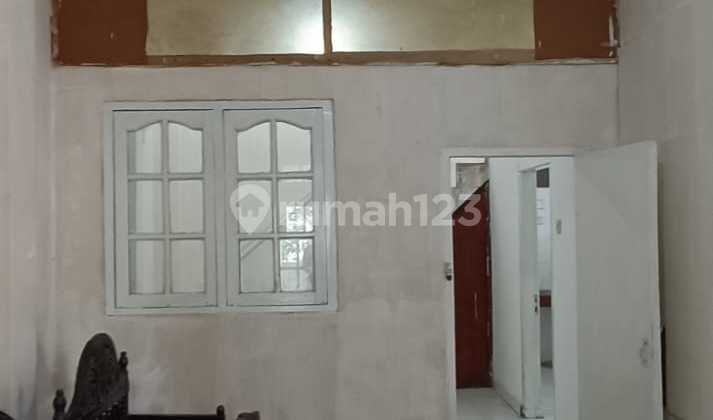 For Rent: Ready-to-Live House, Can Be Used as Office in Kebayoran Lama Area, South Jakarta