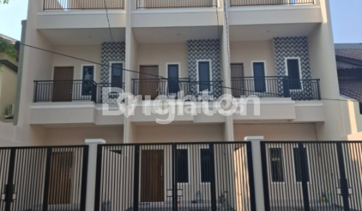 RUMAH BARU 3 LANTAI DI TANJUNG DUREN JAKARTA BARAT TERSISA 1 UNIT