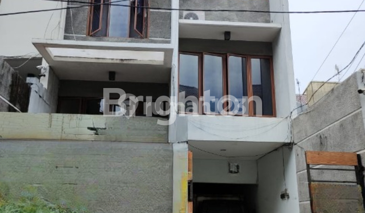 RUMAH STRATEGIS 3,5 LANTAI DI KELAPA GADING JAKARTA UTARA