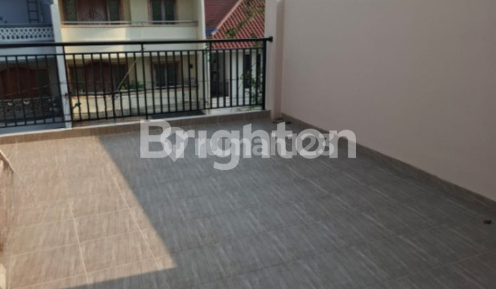 RUMAH BARU 3 LANTAI DI TANJUNG DUREN JAKARTA BARAT TERSISA 1 UNIT 2