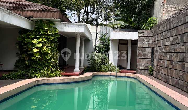 Rumah Lama Murah di Cilandak Lingkungan Nyaman Lokasi Strategis dengan Kolam Renang di Jakarta Selatan