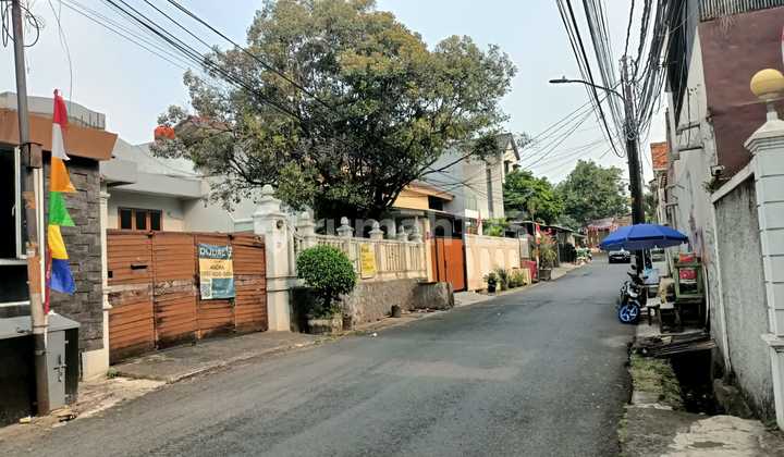 Strategic House with Swimming Pool in Sasak Cipete, Roadside, Sold Cheap, Suitable for Business Space, Guest House, etc.