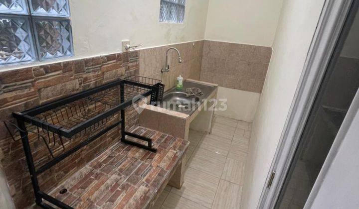 Rumah modern minimalis di perumahan kota letak di jalan utama 4
