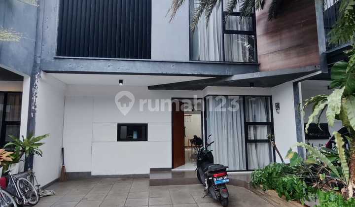 Rumah minimalis siap huni dalam cluster eksklusif hanya 16 rumah, lengkap dengan fasilitas kolam renang, fitness center serta taman bermain anak. Lokasi strategis dekat Bintaro dan BSD
