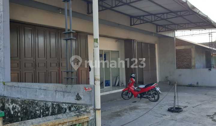 Sell a ready-to-live house by the roadside in Purbalingga