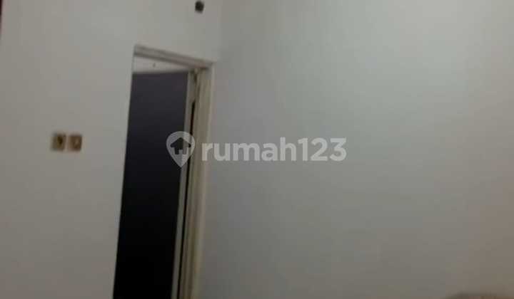 Dijual Cepat Kos-kosan 2 Lantai dengan 15 Kamar Tidur di Lokasi Strategis