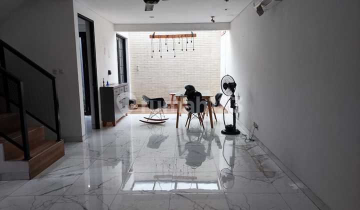 Rumah minimalis siap huni dalam cluster eksklusif hanya 16 rumah, lengkap dengan fasilitas kolam renang, fitness center serta taman bermain anak. Lokasi strategis dekat Bintaro dan BSD 2