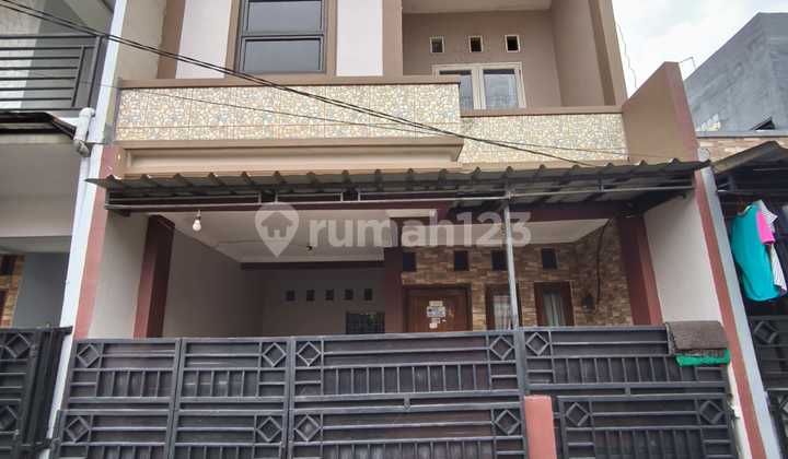 Rumah 2 Lantai 4 Kamar SHM Strategis di Kramat Jati Jakarta Timur