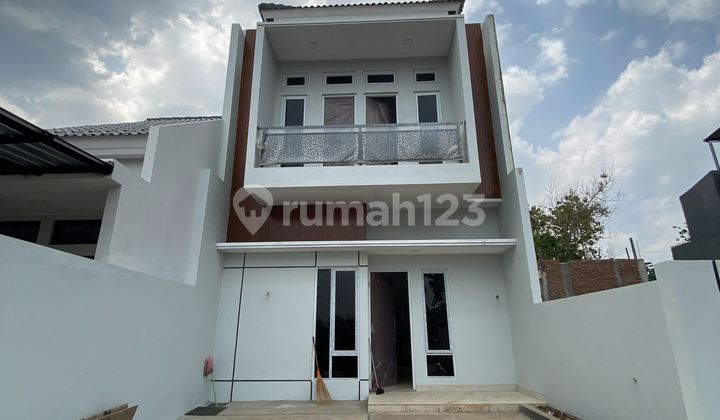 RUMAH MEWAH DUA LANTAI DI CLUSTER MULAWARMAN TEMBALANG SEMARANG 1