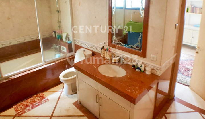 For Rent Hook House with Swimming Pool Menteng Bintaro 2