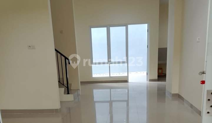 Nice House with SHM Near Modern Market in Griya Loka BSD 2