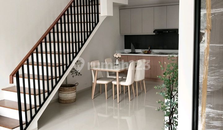 Rumah 2 Lantai Sudah Renov Hadap Selatan Dijual di Nusaloka Bsd 2