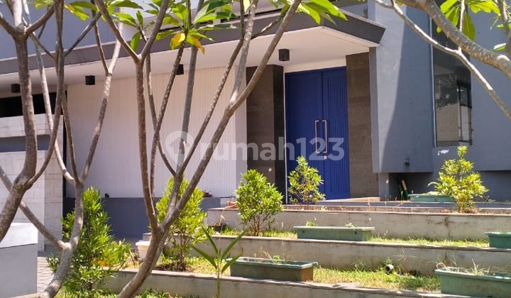 House With Nice and Spacious Swimming Pool in Cluster Emerald Cove Gading Serpong