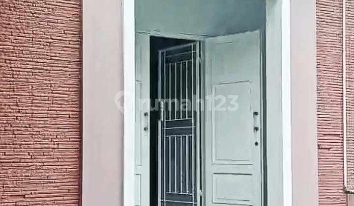 Good Ready-to-Live House with SHM in Taman Crystal Summarecon Gading Serpong 2