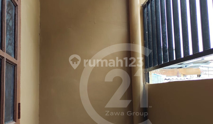 Sewa Rumah 2 Lantai di Kemanggisan 10