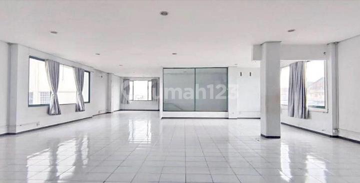 Cicendo Building for Rent with Large Parking Lot, 20-Meter Front Width