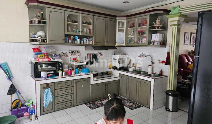 DIJUAL RUMAH BESAR LOKASI BAGUS HADAP TENGGARA HARGA TERMURAH DI TAMAN PALEM LESTARI 2