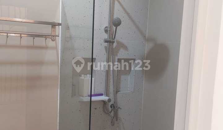 DIJUAL RUMAH BAGUS MINIMALIS 3 LANTAI SEMI FURNISH JUAL MURAH DI PALM BLOSSOM  2