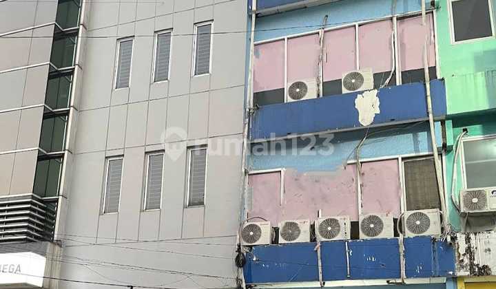 FOR SALE 2.5-STORY SHOPHOUSE IN A VERY BUSY LOCATION WITH MAIN ROAD ACCESS IN TANGERANG CITY