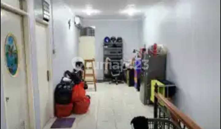 Dijual Rumah Besar Hadap Timur Laut Jalan Lebar Harga Murah di Taman Palem Lestari 2