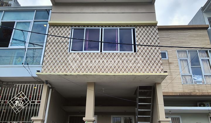 RUMAH SIAP HUNI BANGUNAN 3 LANTAI FULL RENOVASI HARGA MURAH DI TAMAN SURYA 5